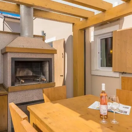 Ferienhaus In Premantura Mit Terrasse, Garten Und Whirlpool Holiday home