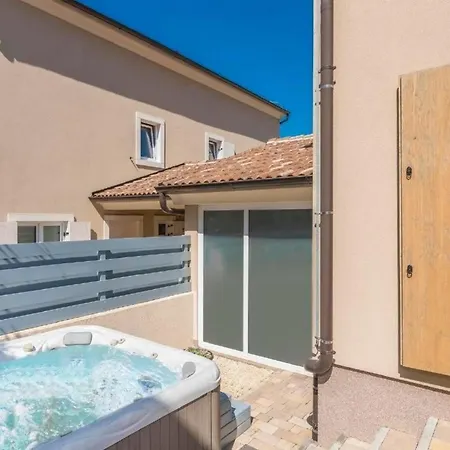 Holiday home Ferienhaus In Premantura Mit Terrasse, Garten Und Whirlpool *