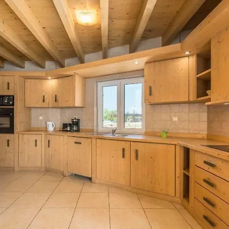 Ferienhaus In Premantura Mit Terrasse, Garten Und Whirlpool * Pula