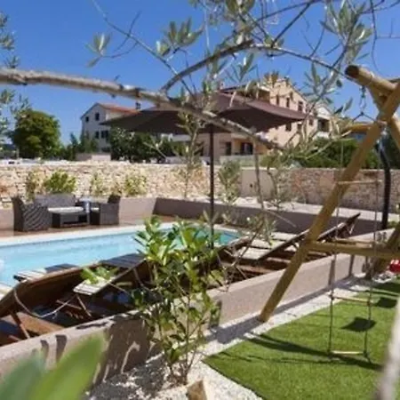 Ferienhaus In Premantura Mit Terrasse, Garten Und Whirlpool *