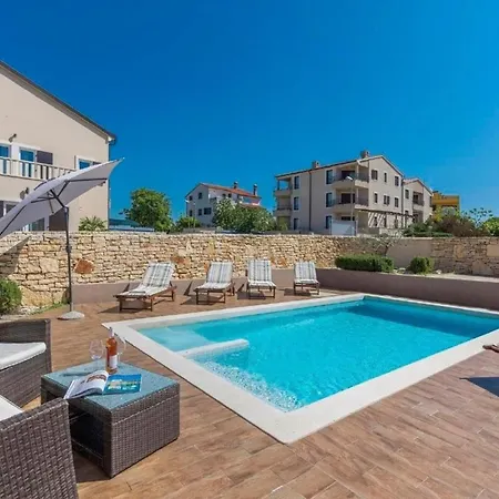 Ferienhaus In Premantura Mit Terrasse, Garten Und Whirlpool Holiday home *
